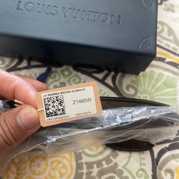 Loui Vuitton Sunglasses - Picture 12 of 12